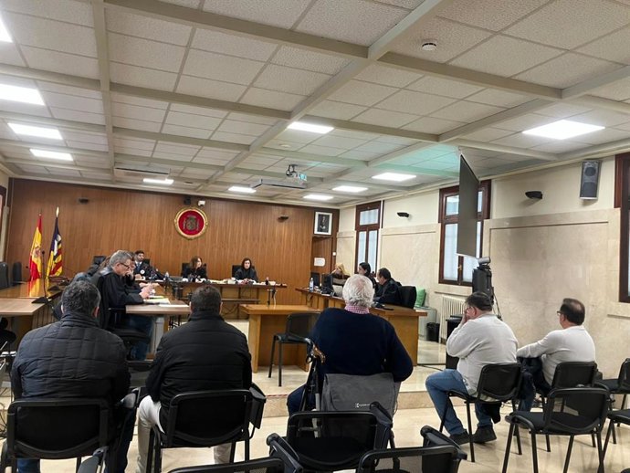 Cinco de los seis acusados, este lunes en la Audiencia Provincial de Baleares.