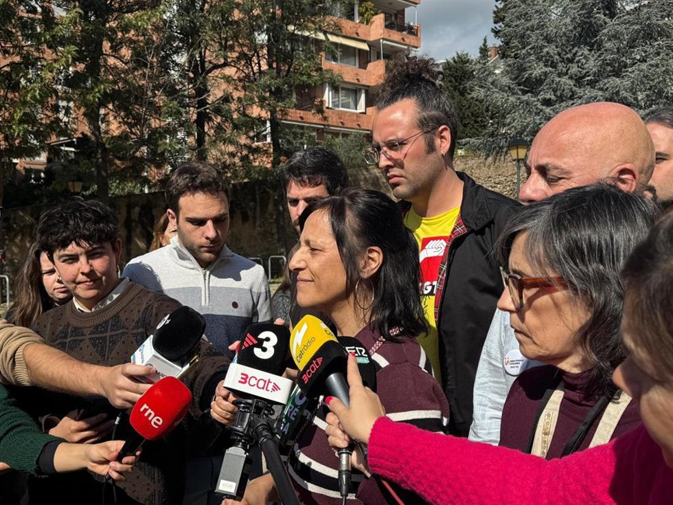 Representantes de los sindicatos UstecStes, AspepcSps y CGT este lunes en declaraciones a los periodistas tras la mesa con el departamento