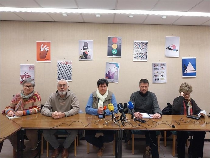 La abogada de la Asociación Stop Biogás, Pilar Calvo, en el centro de la foto en la rueda de prensa para anunciar la querella