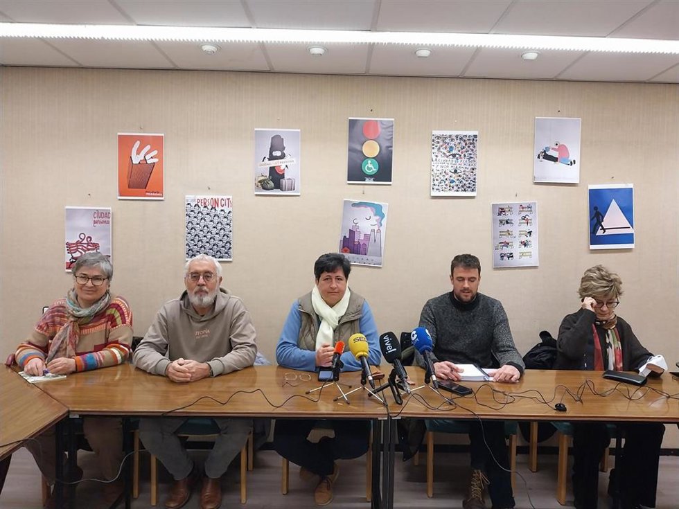 La abogada de la Asociación Stop Biogás, Pilar Calvo, en el centro de la foto en la rueda de prensa para anunciar la querella
