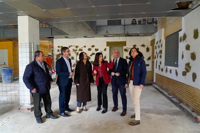 La consejera de Fomento, Articulación del Territorio y Vivienda, Rocío Díaz (4d), visita las obras de rehabilitación en viviendas públicas.