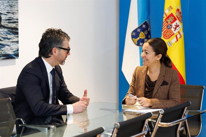 La conselleira do Mar, Marta Villaverde, y el alcalde de Porto do Son, José Luis Oujo