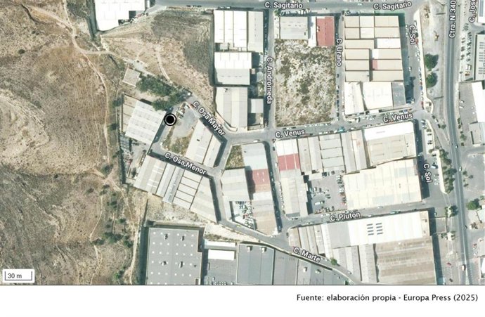 Un trabajador resulta herido tras caer desde varios metros en la calle Estrella Polar de Huércal de Almería (Almería).