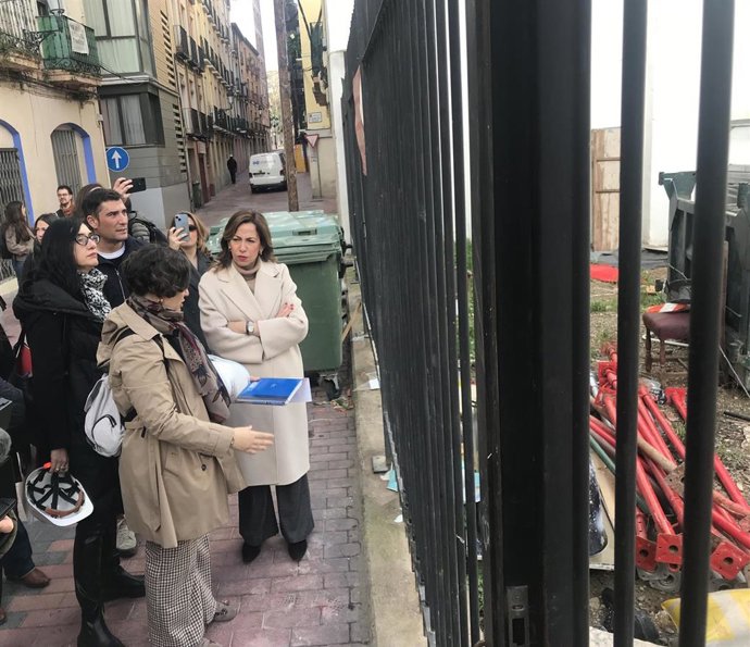 La alcaldesa de Zaragoza, Natalia Chueca, visita el solar de la calle Pignatelli 76-78 donde se levantará un edificio de viviendas de alquiler asequible