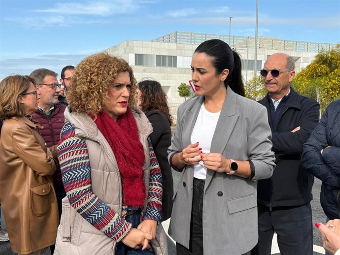 La secretaria general del PSOE de Huelva, María Eugenia Limón, y la secretaria general del PSOE de Lepe y portavoz de la formación en el Ayuntamiento lepero, Bella Canales, a las puertas del Chare de Lepe.