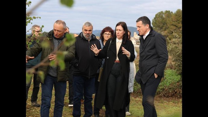 Archivo - El conseller de Agricultura, Òscar Ordeig, este lunes en una visita a un avellanero en la Masó (Tarragona).