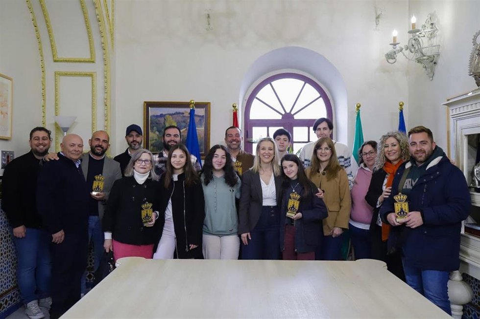 La alcaldesa traslada el agradecimiento y orgullo de Alcalá a los alcalareños que han hecho historia en el Carnaval de Cádiz de esta edición.