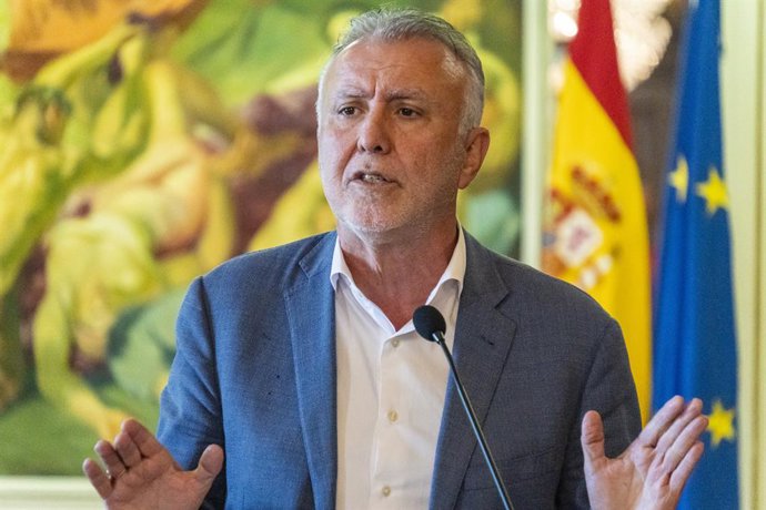 Archivo - El ministro de Política Territorial y Memoria Democrática, Ángel Víctor Torres, comparece en rueda de prensa para hacer balance de la gestión ministerial durante 2025, en la Delegación del Gobierno en Canarias, a 29 de diciembre de 2025, en Las 