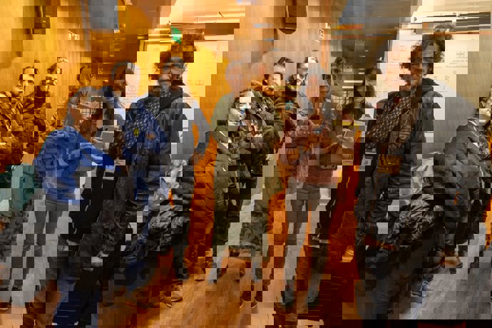 La diputada del Grupo Mixto, Covadonga Tomé, junto a la coportavoz de Somos Asturies, Laura Tuero, junto a miembros de la  la  Asociación Unidos por la Cultura en Asturias.