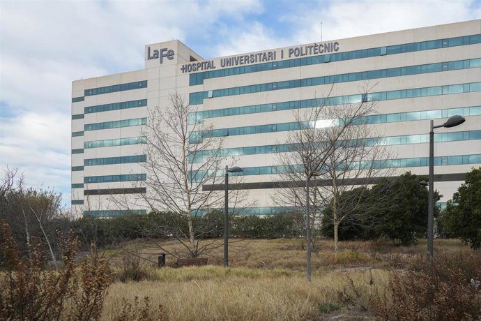 Archivo - Fachada del Hospital La Fe