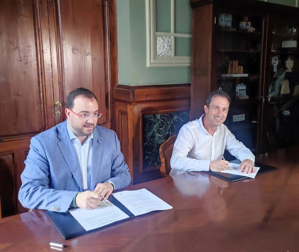 Archivo - El presidente del Principado, Adrián Barbón y el coordinador de IU, Ovidio Zapico, firman el acuerdo de Gobierno. 
