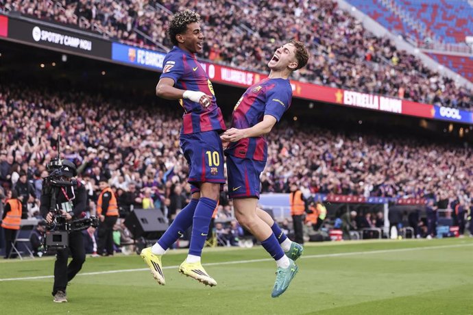 Lamine Yamal y Ferrmín Lopez celebran un gol del FC Barcelona contra el Villarreal CF en el Spotify Camp Nou