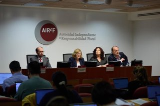 Archivo - La expresidenta de AIReF, Cristina Herrero, el director de la División de Análisis Presupuestario, Ignacio Fernández-Huertas, y la directora de la División de Análisis Económico, Esther Gordo.