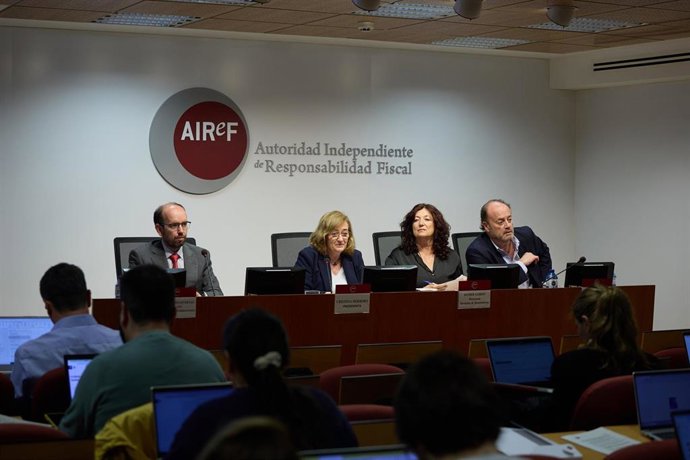 Archivo - La expresidenta de AIReF, Cristina Herrero, el director de la División de Análisis Presupuestario, Ignacio Fernández-Huertas, y la directora de la División de Análisis Económico, Esther Gordo.