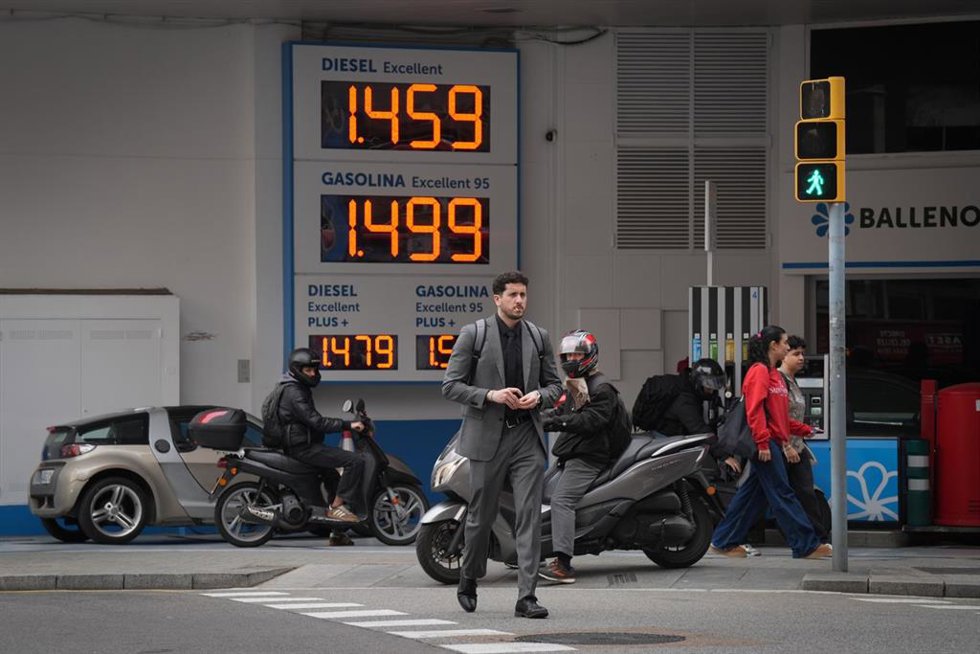 Cartel de precios en una gasolinera, a 4 de marzo de 2026, en Barcelona, Catalunya (España). 