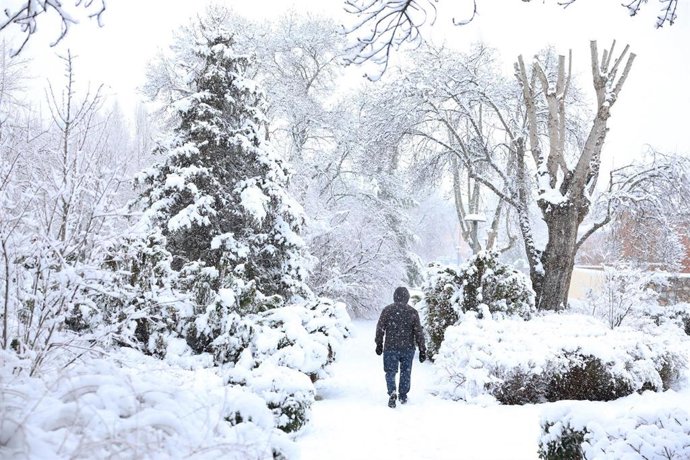 Archivo - Una persona camina por la nieve. Archivo.