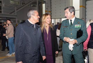 La presidenta de Diputación de Cádiz, Almudena Martínez, y el gerente del Consorcio de Bomberos, José Ortiz.