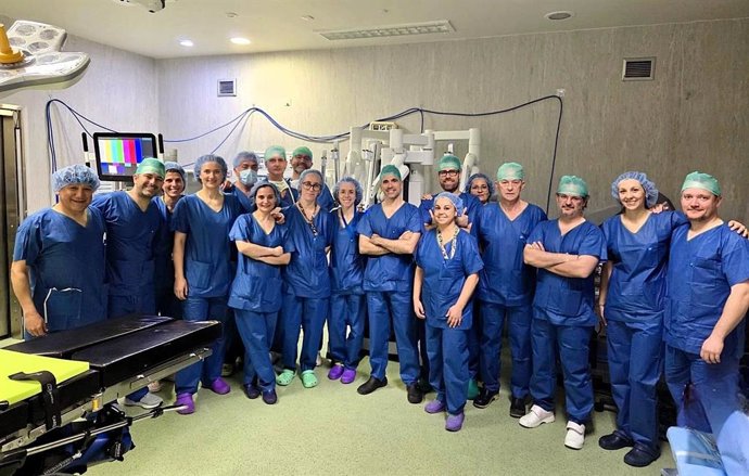 Profesionales del Programa de Cirugía Robótica con el robot X Da Vinci del Hospital Infanta Elena