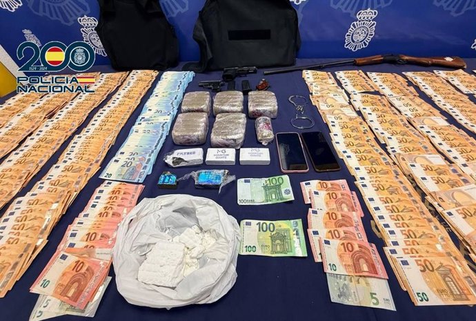 Dinero, droga y objetos intervenidos en una operación policial