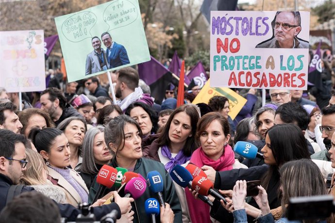 La portavoz de Más Madrid en la Asamblea de Madrid, Manuela Bergerot, y la ministra de Sanidad, Mónica García, atienden a los medios antes del inicio de la manifestación convocada por la Comisión 8M por el Día de la Mujer.