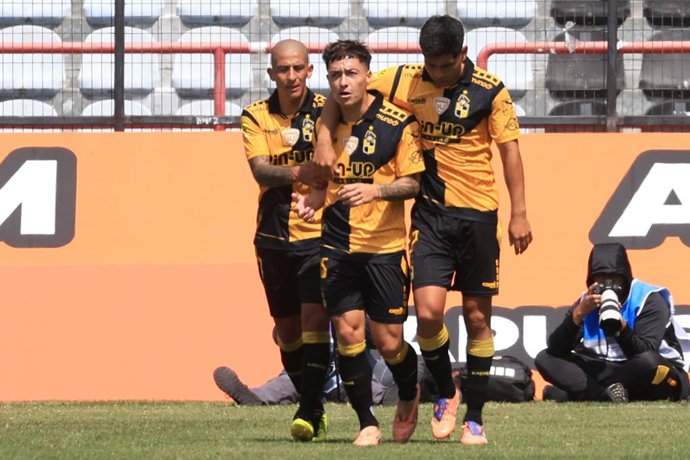 Futbol, Huachipato vs Coquimbo Unido Sexta fecha, campeonato Nacional 2026. El jugador de Coquimbo Unido Cristian Zavala, centro, celebra su gol contra Huachipato durante el partido de primera division disputado en el estadio CAP de Talcahuano,