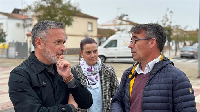 El secretario de Organización del PSOE de Sevilla y parlamentario, Rafael Recio, en reunión con el regidor de Isla Mayor por la "desigualdad" en el acceso a la atención primaria en zonas rurales.