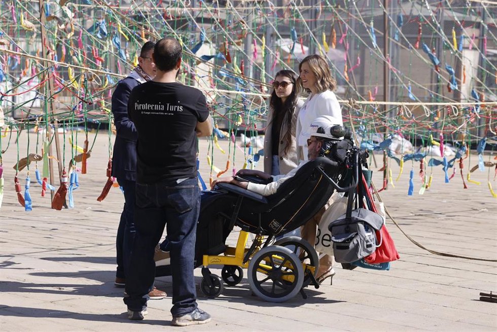 La alcaldesa de Valncia, María José Catalá, visita el montaje de la novena 'masclet' de las Fallas 2026  junto al activista por los derechos de las personas con ELA Jordi Sabaté. 