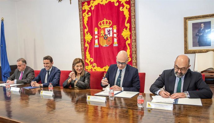 Firma del protocolo para avanzar en la reordenación ferroviaria de Los Corrales