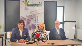 De izda a dcha, Diego Fernández, Blanca García y Santiago Ugarte presentan el III Symposium sobre el abordaje en la enfermedad de la mujer.