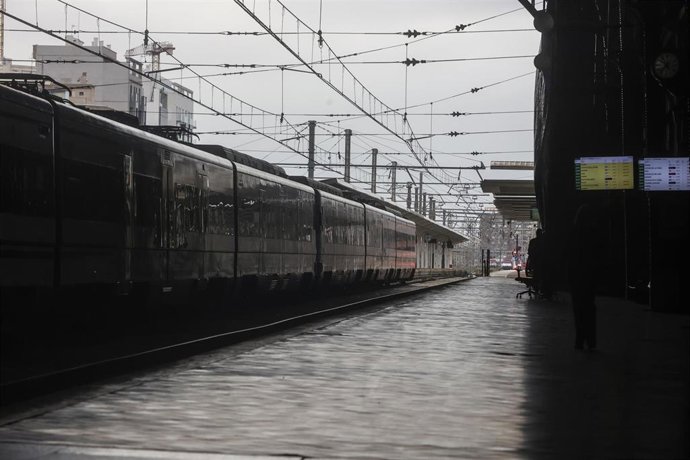 Archivo - Un tren parado en una estación de Cercanías