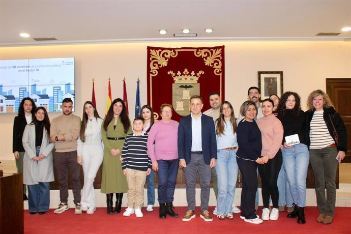 El alcalde de Albacete entrega de llaves a propietarios de las 88 VPO de promoción pública de Urvial en el sector 10.