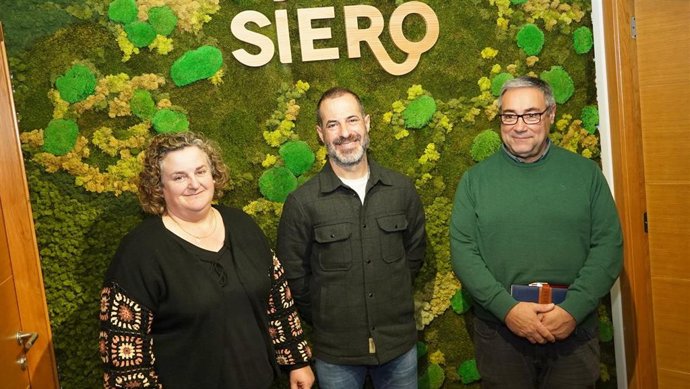 La concejala de Mayores y Patrimonio, Pilar Santianes; el alcalde de Siero, Ángel García; y  el concejal de Saneamiento, Abastecimiento de Agua y Parque Móvil, Pergentino Martínez.
