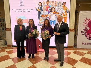 Ciudad Real reconoce el compromiso social de Inmaculada Ballesteros y Cristina Vallejo por el 8 de marzo.