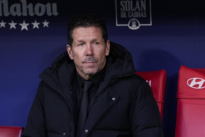 Diego Simeone, treinador principal do Atlético de Madrid, assiste ao jogo de futebol da Liga Espanhola, LaLiga EA Sports, disputado entre o Atlético de Madrid e o Real Sociedad no estádio Riyadh Air Metropolitano, em 7 de março de 2026, em Madrid, Espanha