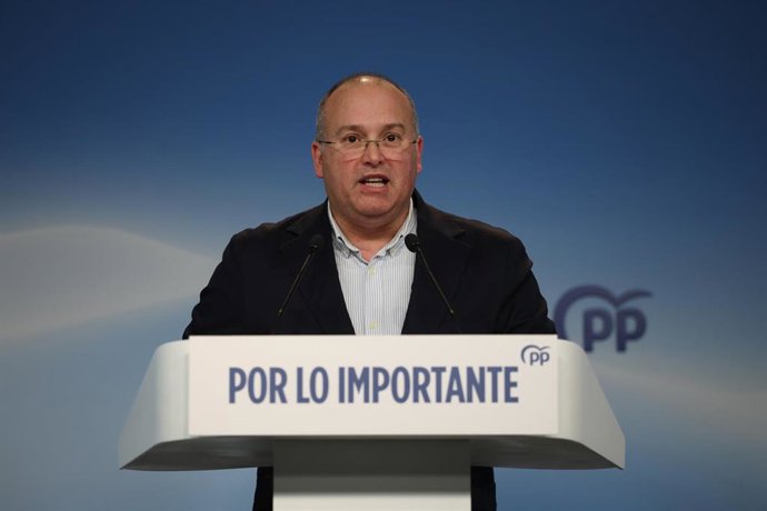 El secretario general del PP, Miguel Tellado, ofrece una rueda de prensa tras la noche electoral en la sede nacional del PP, a 8 de febrero de 2026, en Madrid (España). 