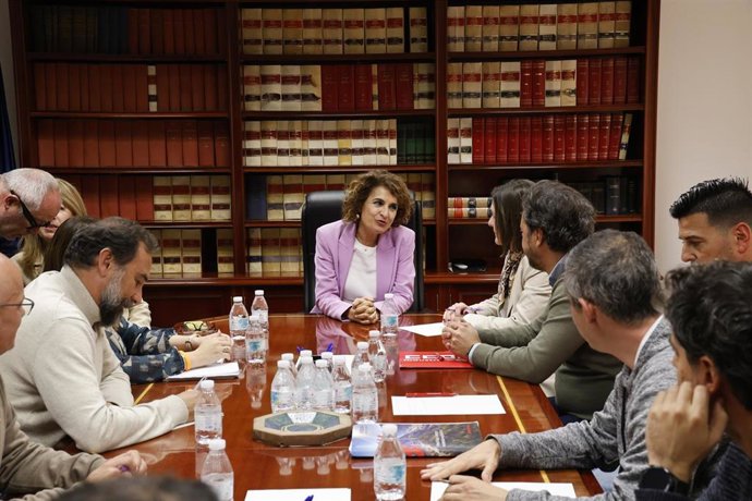 La vicepresidenta primera y ministra de Hacienda, María Jesús Montero, este lunes durante su encuentro en Córdoba con Hitachi Energy España.