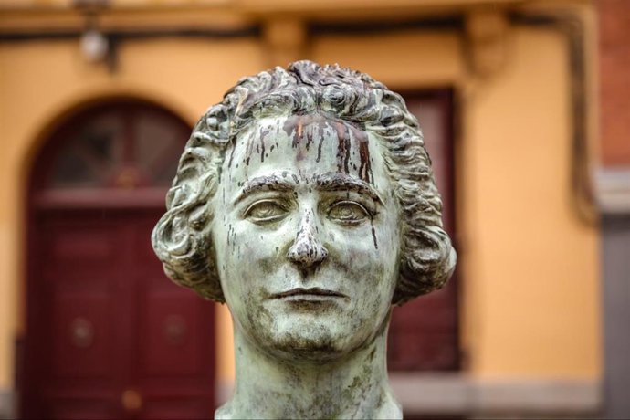 Busto de Clara Campoamor en la Plaza de la Guardia de Corps (Madrid)