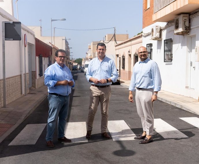 El diputado de Fomento de Almería, Antonio Jesús Rodríguez, durante su visita al barrio de Piqueras de Campohermoso, en Níjar, junto al alcalde de la localidad.