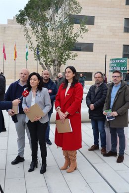 Crespín, junto a otros cargos públicos y orgánicosr del PSOE cordobés, atiende a los medios ante el Hospital Reina Sofía de Córdoba.