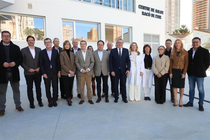 Visita del 'president' de la Generalitat, Juanfran Pérez Llorca (c), al nuevo centro de salud de Rincón de Loix en Benidorm (Alicante)