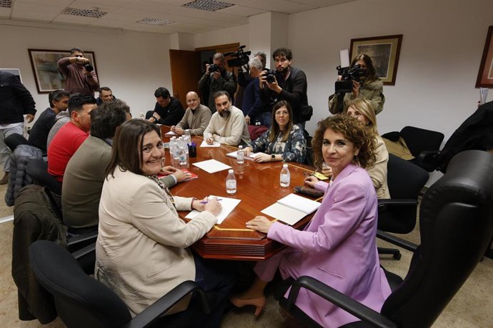 La vicepresidenta primera y ministra de Hacienda, María Jesús Montero, en la reunión para abordar la situación de Hitachi Energy en Córdoba.
