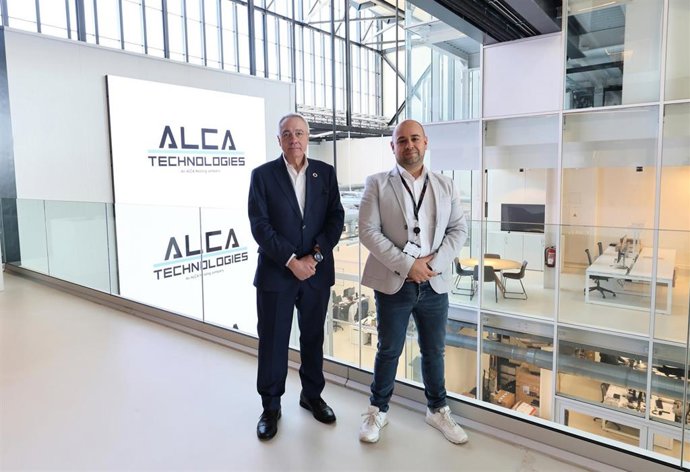 El presidente ejecutivo del CZFB, Pere Navarro, y el ceo de Alca Technologies , Alessio Carignola