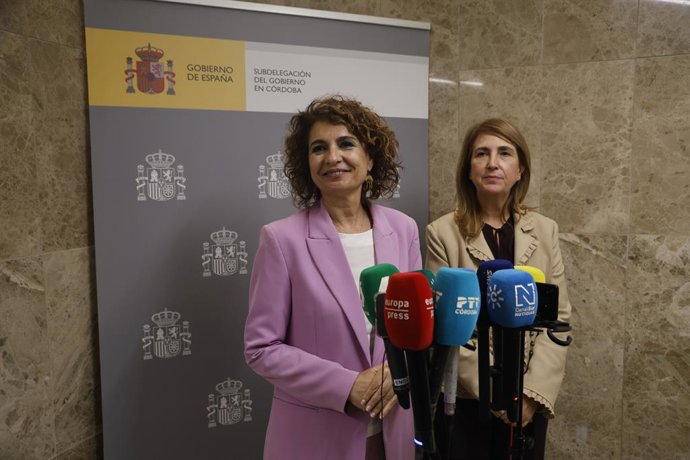 A vice-presidente primeira do Governo e ministra das Finanças, María Jesús Montero, atende a imprensa em Córdoba.