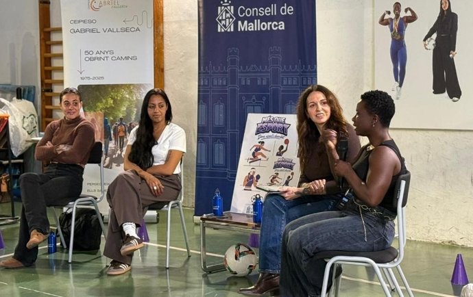 Tres mujeres deportistas imparten una conferencia a 200 alumnos de Mallorca con motivo del 8M