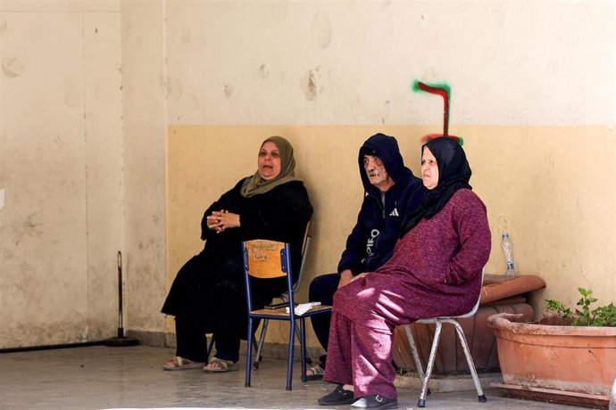 Personas desplazadas desde el sur de Líbano descansan en una escuela de Beirut. 