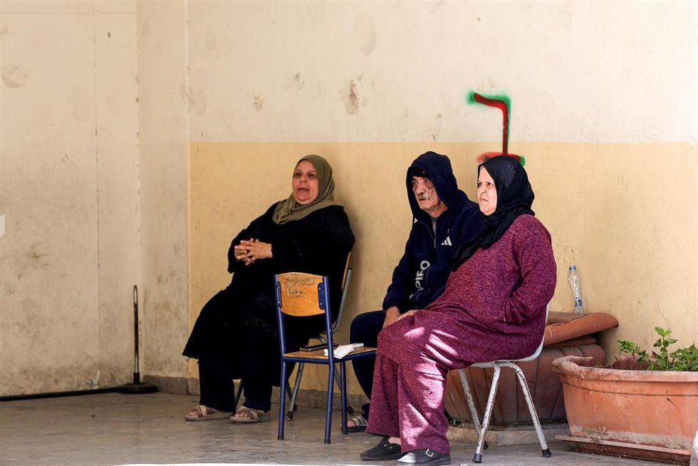Personas desplazadas desde el sur de Líbano descansan en una escuela de Beirut. 