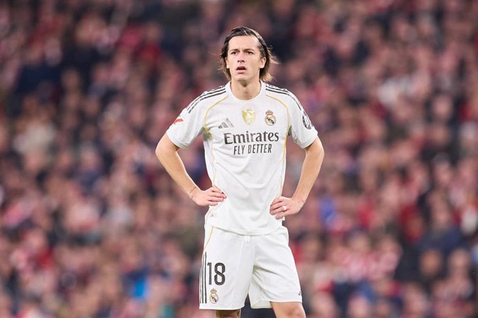 Archivo - El lateral del Real Madrid Álvaro Carreras, ante el Athletic Club en LaLiga EA Sports 2025-26. 