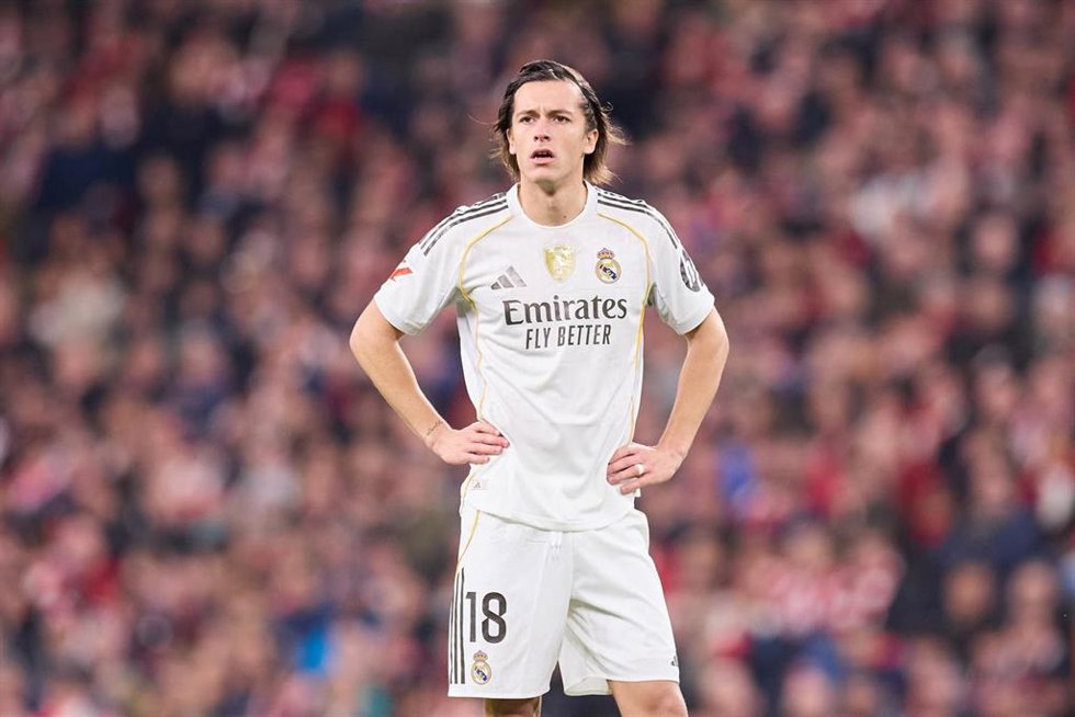 Archivo - El lateral del Real Madrid Álvaro Carreras, ante el Athletic Club en LaLiga EA Sports 2025-26. 
