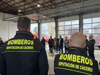 El presidente de la Diputación de Cáceres, Miguel Ángel Morales acompaña a bomberos del Sepei en los actos de celebración por su patrón