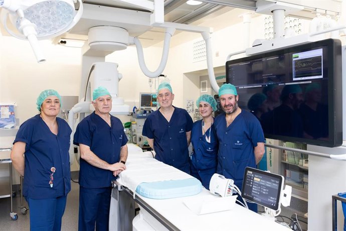 Equipo do Hospital Quirónsalud A Coruña que realizou con éxito unha técnica minimamente invasiva destinada á reparación transcatéter da válvula mitral